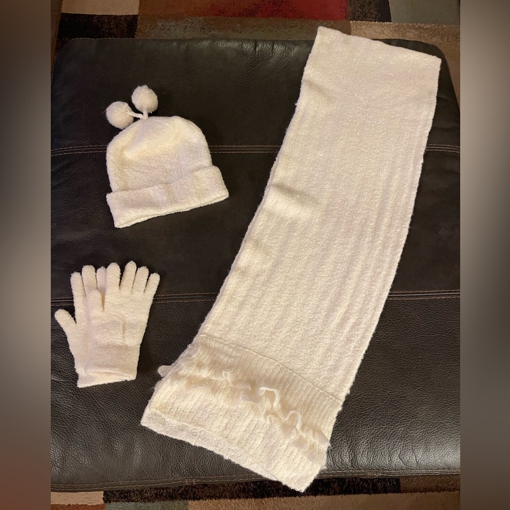 New Victoria’s Secret Moda International Hat, Scarf & Gloves Set